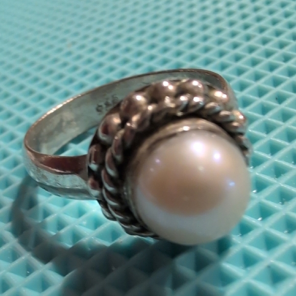 Elegant Sterling Silver Pearl Ring - Picture 2 of 8
